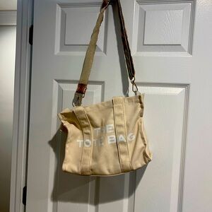Brand new tote bag. Never even used it. In perfect condition!